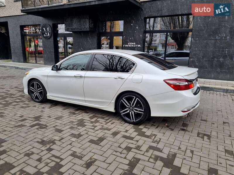 Седан Honda Accord 2015 в Ужгороді