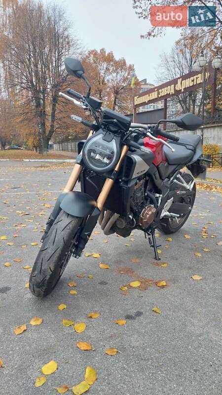 Мотоцикл Без обтікачів (Naked bike) Honda CB 650R 2025 в Вінниці фото 16 Мотоцикл Без обтікачів (Naked bike) Honda CB 650R 2025 в Вінниці