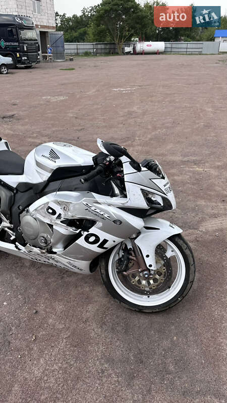 Спортбайк Honda CBR 1000RR 2004 в Горохове