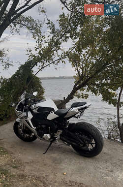 Спортбайк Honda CBR 1000RR 2022 в 