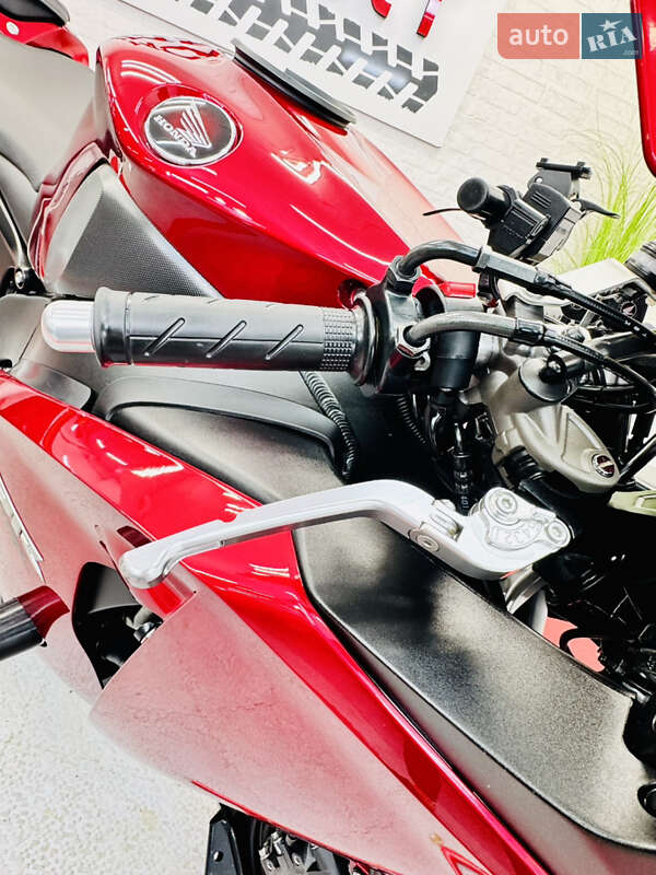 Спортбайк Honda CBR 1000RR 2009 в Одесі фото 24 Спортбайк Honda CBR 1000RR 2009 в Одесі