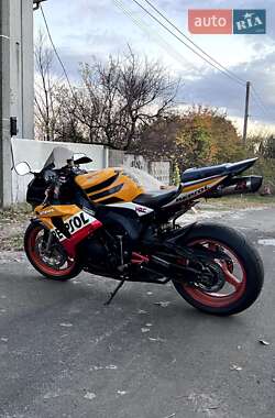 Спортбайк Honda CBR 1000RR 2007 в  фото 4 Спортбайк Honda CBR 1000RR 2007 в