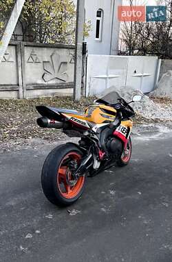 Спортбайк Honda CBR 1000RR 2007 в  фото 3 Спортбайк Honda CBR 1000RR 2007 в