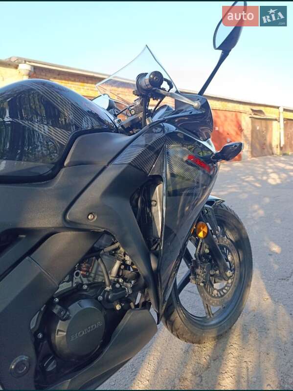 Мотоцикл Без обтекателей (Naked bike) Honda CBR 125R 2016 в Полтаве