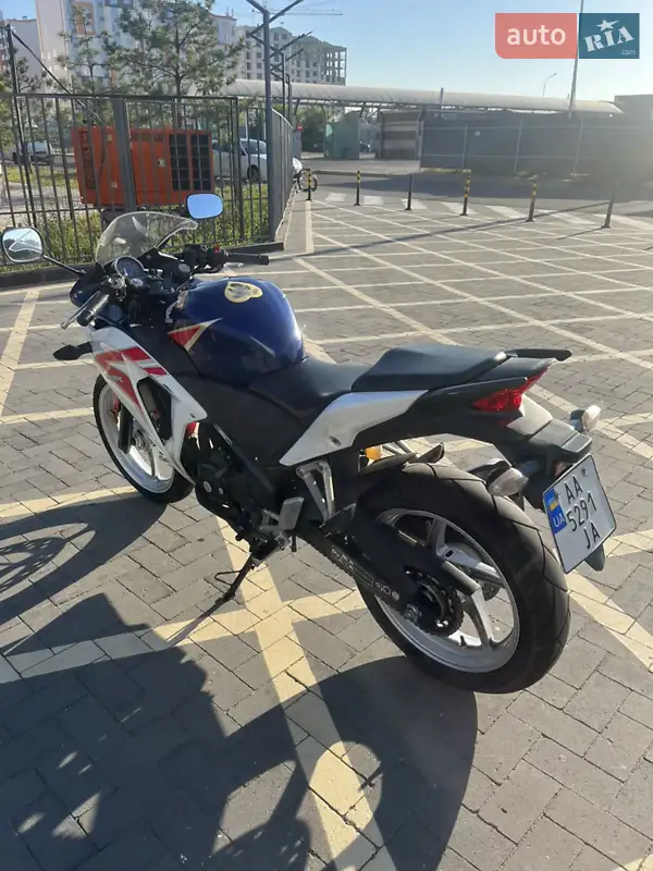 Спортбайк Honda CBR 250R 2012 в 