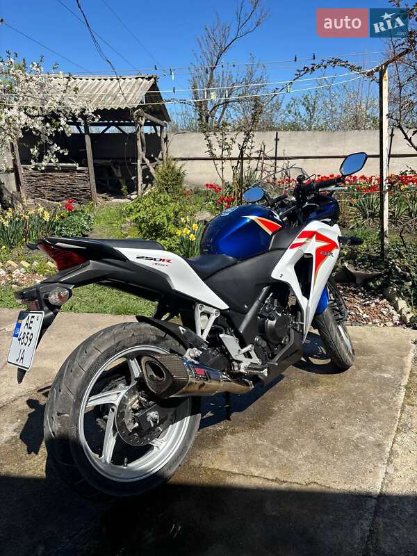 Спортбайк Honda CBR 250R 2011 в Каменском фото 4 Спортбайк Honda CBR 250R 2011 в Каменском