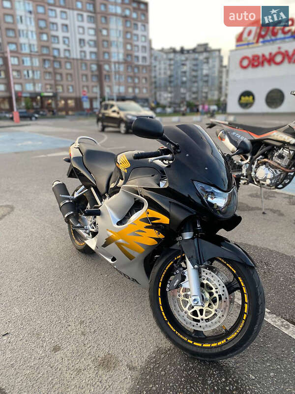 Спортбайк Honda CBR 600F 2000 в Ивано-Франковске