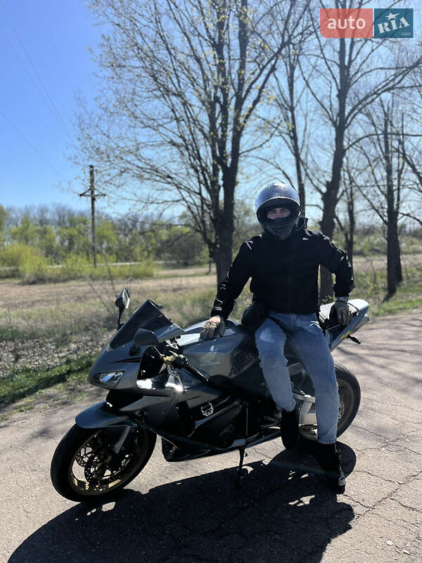 Спортбайк Honda CBR 600RR 2004 в 