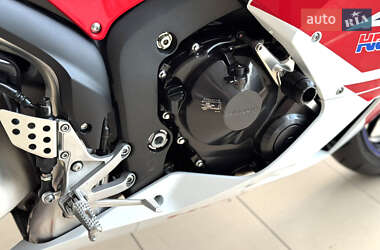 Спортбайк Honda CBR 600RR 2013 в  фото 43 Спортбайк Honda CBR 600RR 2013 в