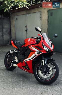 Спортбайк Honda CBR 650R 2022 в 