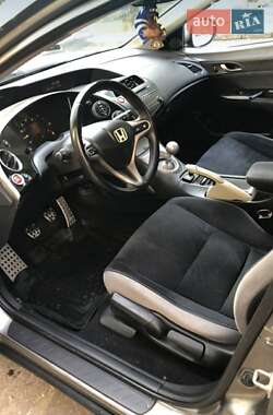 Хэтчбек Honda Civic 2006 в 