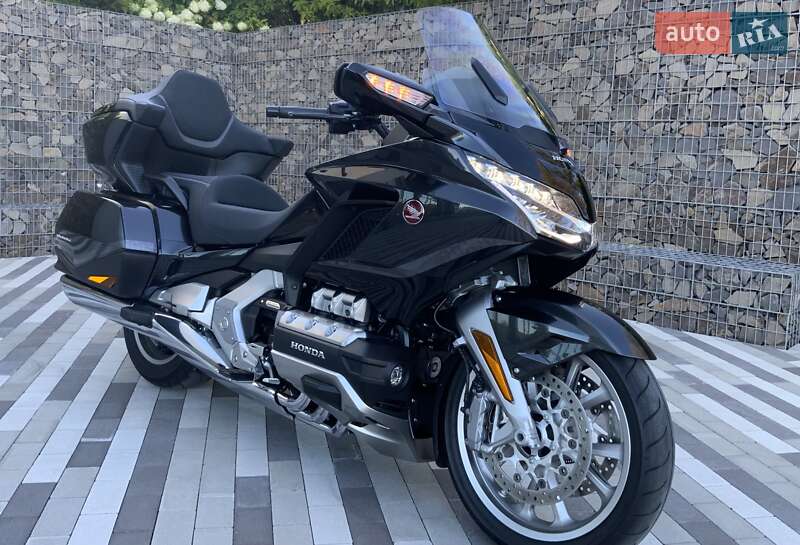 Мотоцикл Круизер Honda GL 1800 Gold Wing Tour 2021 в  фото Мотоцикл Круизер Honda GL 1800 Gold Wing Tour 2021 в