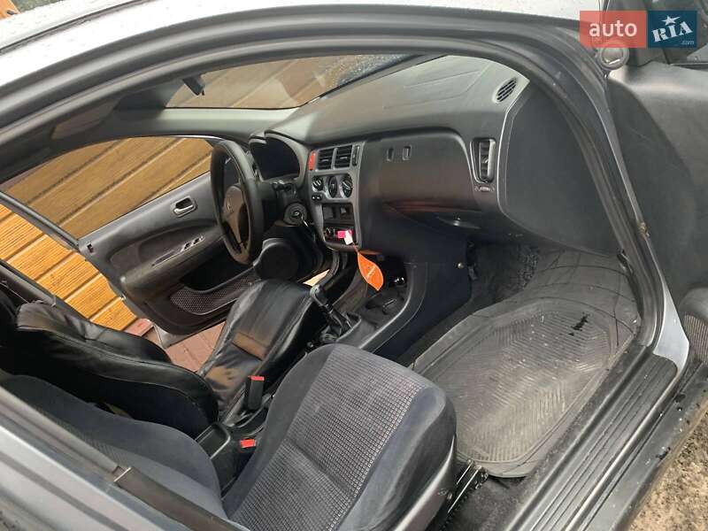 Внедорожник / Кроссовер Honda HR-V 2004 в Клесовом