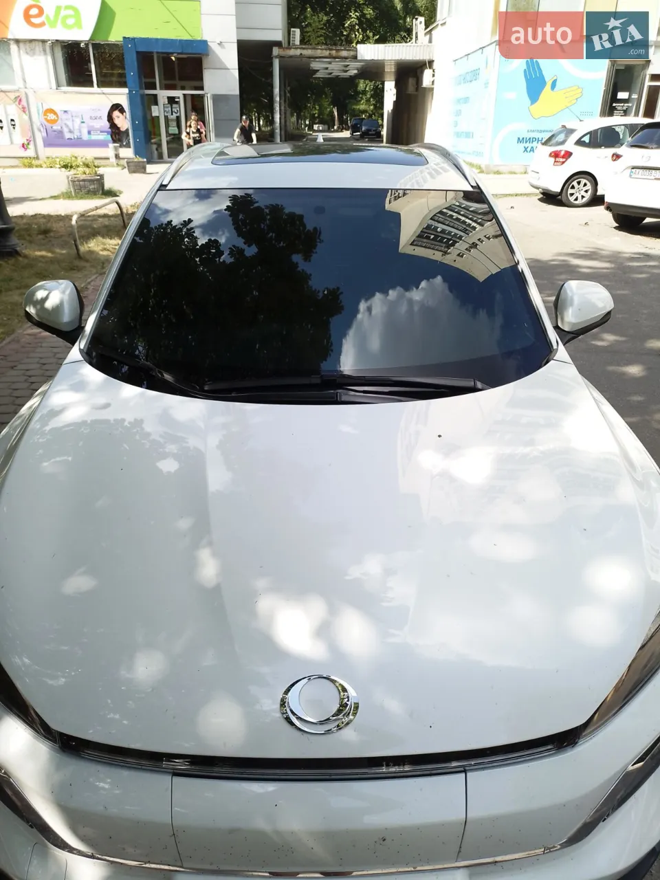 один власник авто куплено новим в автосалоні в
 2023році авто як нове готов до будь яких перевірок запас ходу реально проїздить 480-490 кілометрові провірено лічно і не один раз так як в мене спокійний стиль їзди авто в максимальній комплектації не в базовій,(різниця в ціні між базою і максимальною комплектацією 1600 доларів) тоніровка в круг з лобовим п'ять років гарантії коврики салон багажник.перевірка на  вашому СТО за бажання покупця, 
(причина продажі зміна місця проживання)