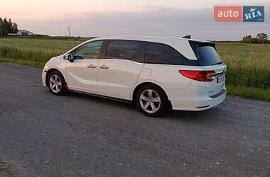 Минивэн Honda Odyssey 2018 в 