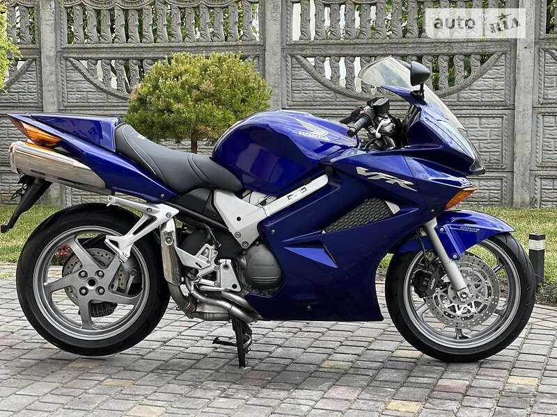 Мотоцикл Спорт-туризм Honda VFR 800F Interceptor 2004 в Буську