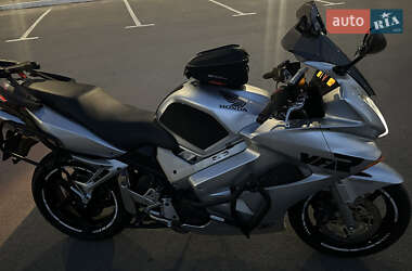 Мотоцикл Спорт-туризм Honda VFR 800F Interceptor 2002 в 