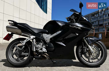 Мотоцикл Спорт-туризм Honda VFR 800F Interceptor 2006 в 