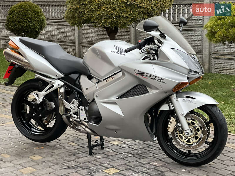 Мотоцикл Спорт-туризм Honda VFR 800F Interceptor 2002 в Буську