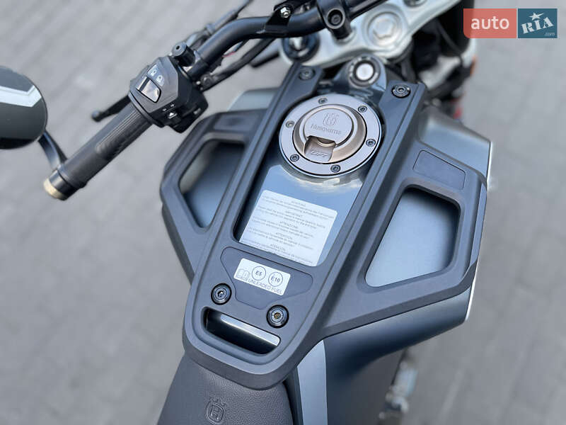 Скремблер Husqvarna Svartpilen 2020 в Києві