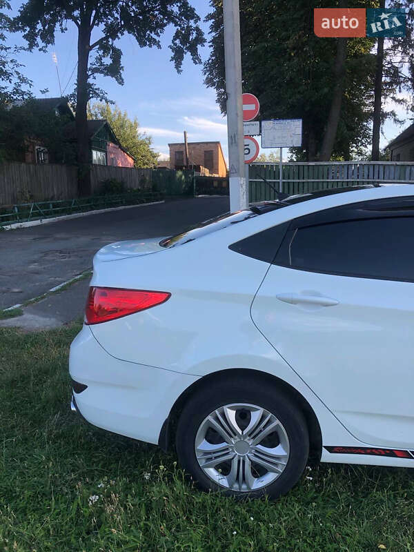 Седан Hyundai Accent 2012 в Ромнах