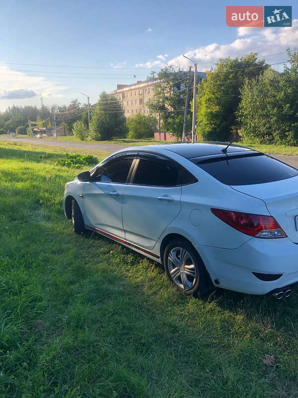 Седан Hyundai Accent 2012 в Ромнах