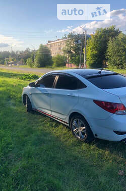 Седан Hyundai Accent 2012 в Ромнах