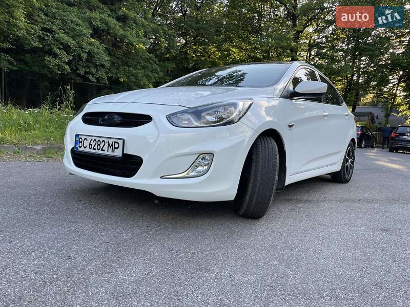 Седан Hyundai Accent 2012 в Стебнику