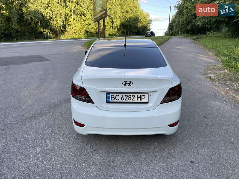 Седан Hyundai Accent 2012 в Стебнику