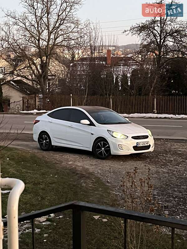 Седан Hyundai Accent 2012 в Стебнику