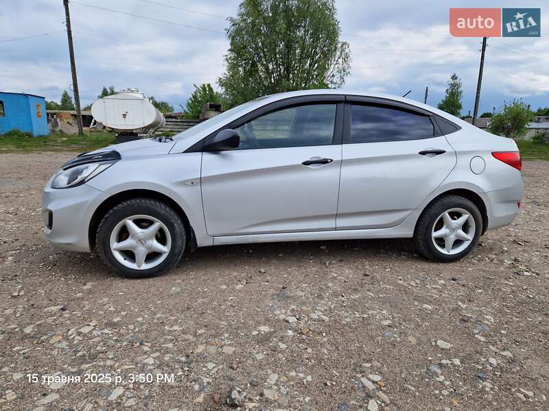 Седан Hyundai Accent 2011 в Глухове