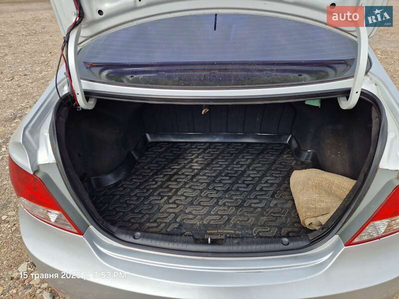 Седан Hyundai Accent 2011 в Глухове