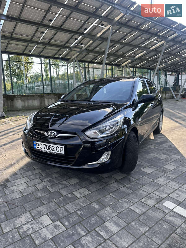Хэтчбек Hyundai Accent 2012 в 
