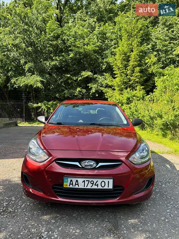 Хэтчбек Hyundai Accent 2013 в 