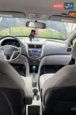 Хэтчбек Hyundai Accent 2013 в 