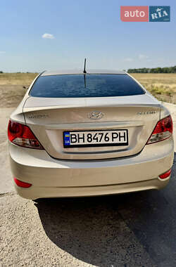 Седан Hyundai Accent 2013 в  фото 2 Седан Hyundai Accent 2013 в