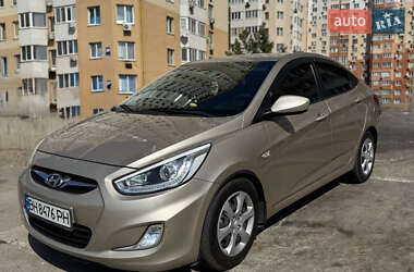 Седан Hyundai Accent 2013 в  фото 3 Седан Hyundai Accent 2013 в