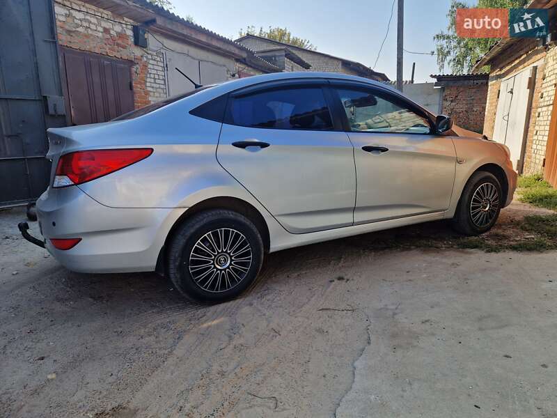 Седан Hyundai Accent 2011 в Глухове