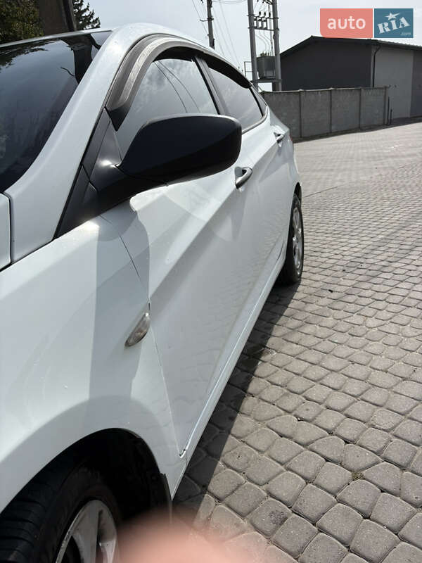 Седан Hyundai Accent 2013 в Львові