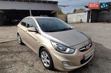 Седан Hyundai Accent 2012 в Ромнах
