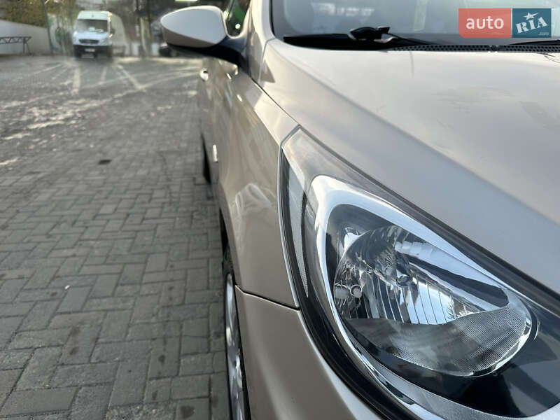Седан Hyundai Accent 2012 в Черновцах