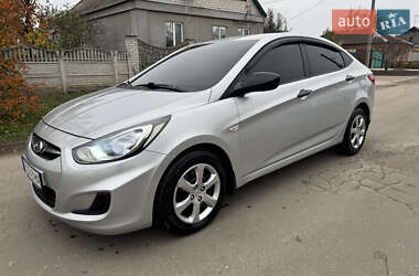 Седан Hyundai Accent 2013 в Краснограді