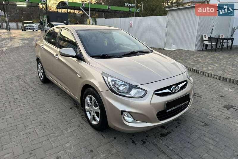 Седан Hyundai Accent 2012 в Чернівцях фото 2 Седан Hyundai Accent 2012 в Чернівцях