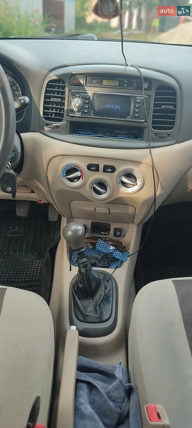 2010 Hyundai Accent - мініатюра 4