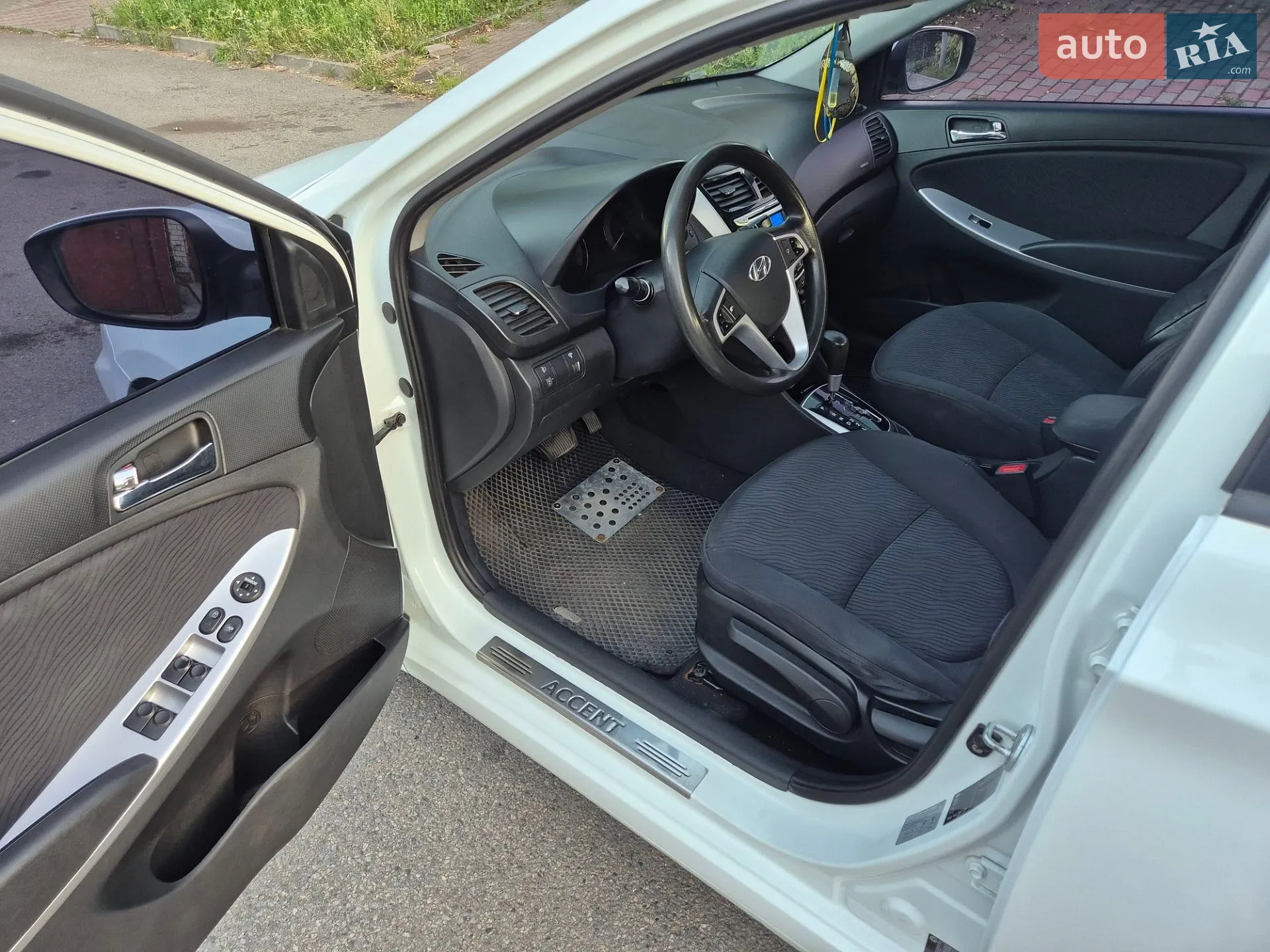 2011 Hyundai Accent - мініатюра 12