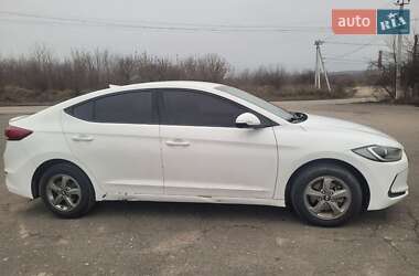 Седан Hyundai Avante 2017 в Волочиске