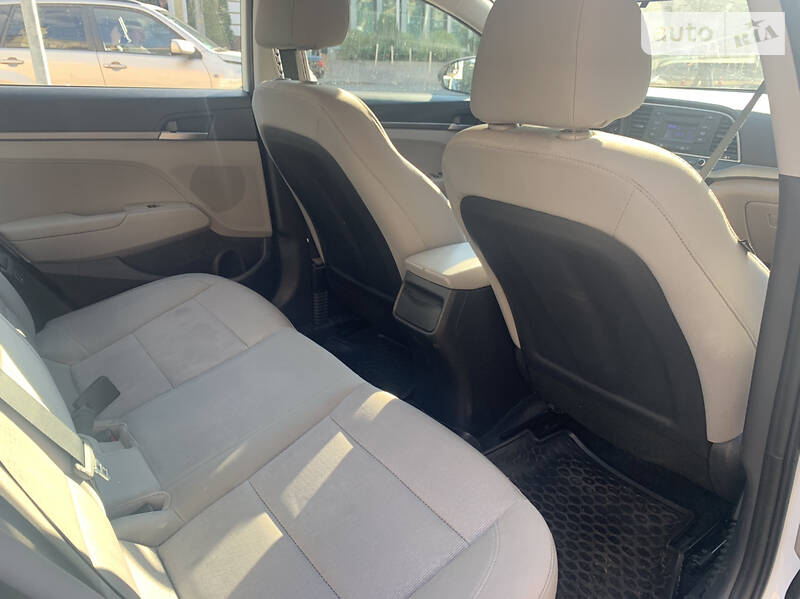 Седан Hyundai Elantra 2017 в Києві