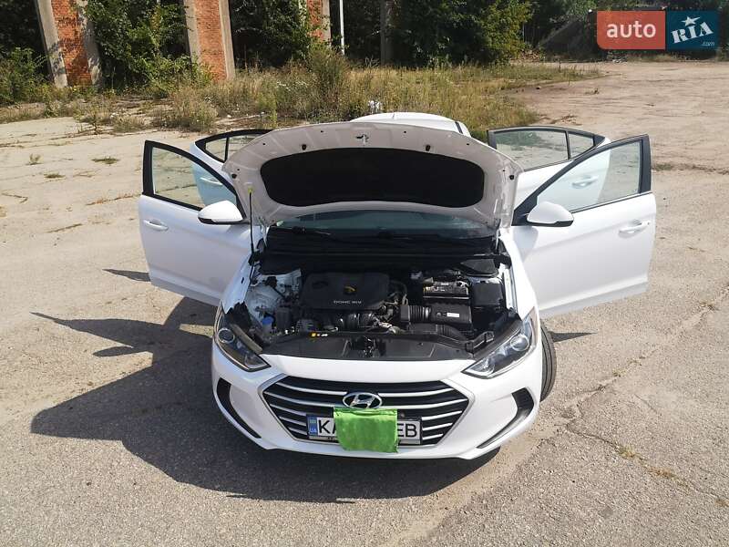 Седан Hyundai Elantra 2018 в Киеве