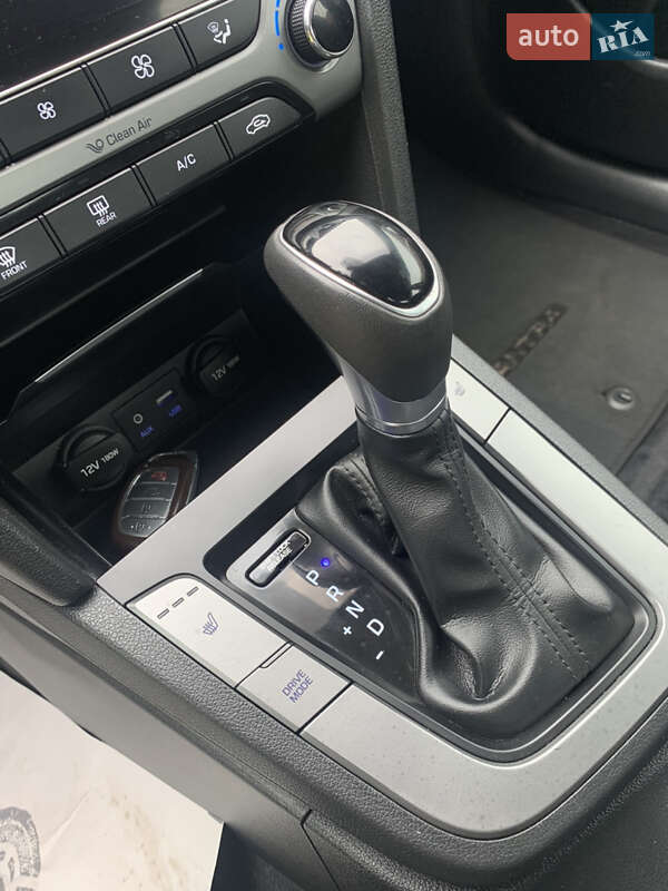 Седан Hyundai Elantra 2016 в Шепетовке