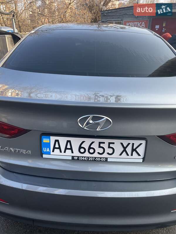 Седан Hyundai Elantra 2018 в Киеве